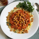 Koriander couscous met tahin-tomatensaus