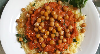 Couscous met koriander en tahin-tomatensaus