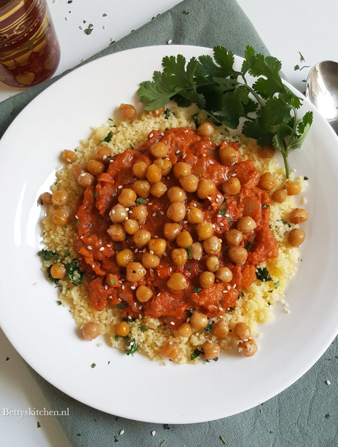 Koriander couscous met tahin-tomatensaus