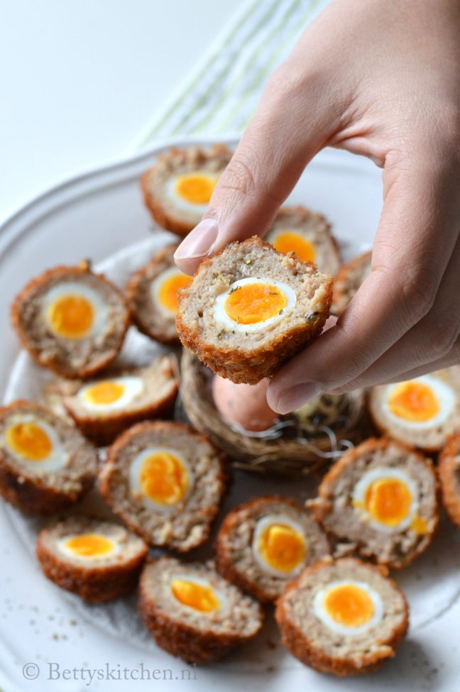 15x paasrecepten met eieren © bettyskitchen - Gehaktballen met ei (Scotch Eggs) Schotse eieren amuse of borrel hapje paas recepten
