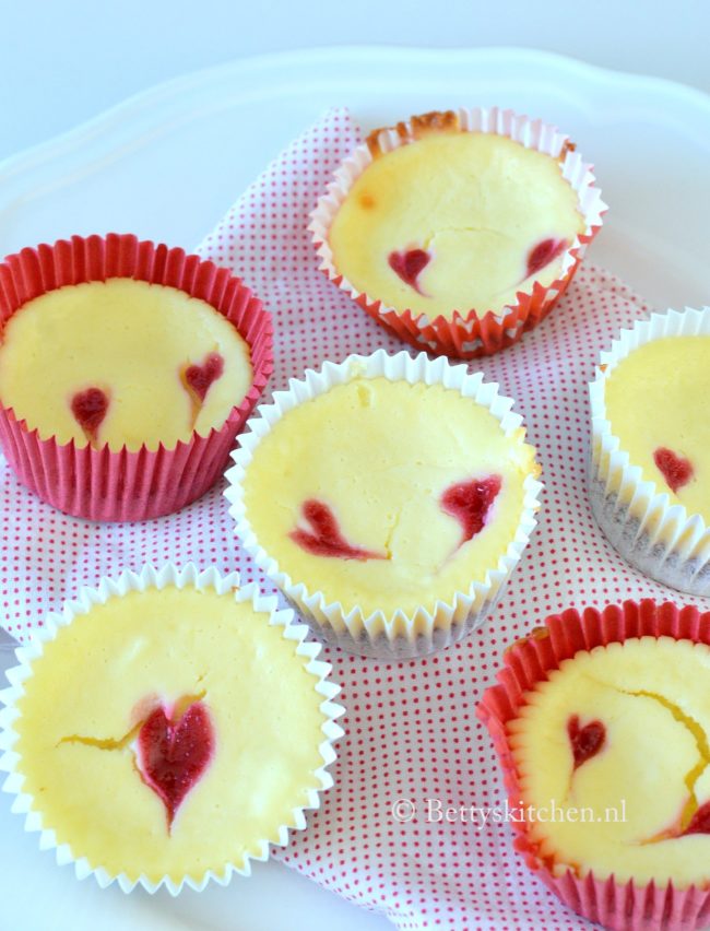 15x Recepten voor Valentijnsdag - mini cheesecakes met frambozen hartjes valentijnsdag recepten