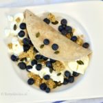 6x wraps met fruit ontbijt recepten - wrap met blauwe bessen en griekse yoghurt