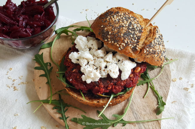 Vegetarische bietenburger met appelstroop en geitenkaas