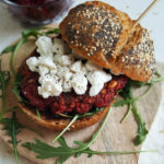 Vegetarische bietenburger met appelstroop en geitenkaas