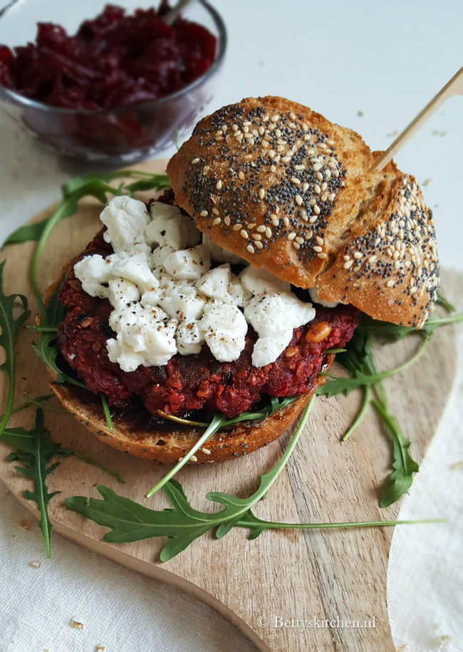 Vegetarische bietenburger met appelstroop en geitenkaas