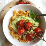 Pasta met avocado pesto saus vegetarische recepten