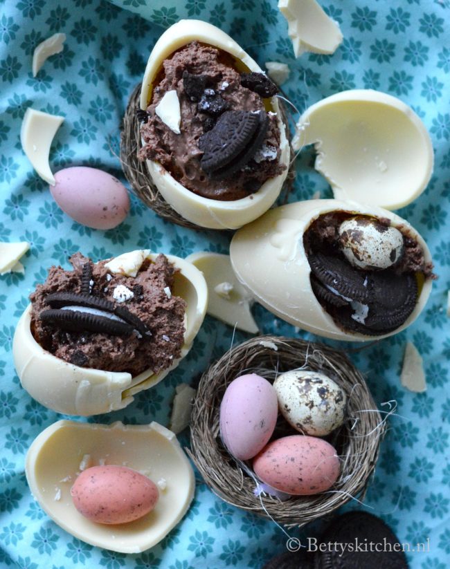 Gevulde Chocolade Eieren voor Pasen met chocolademousse en oreo's