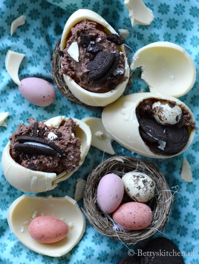 Gevulde Chocolade Eieren voor Pasen met chocolademousse en oreo's