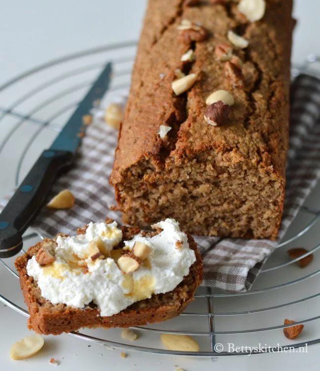 Om jezelf goed te voelen, is je mindset EN voeding heel belangrijk! Dus geven we je 7 tips voor meer serotonine aanmaken, oftewel: het gelukshormoon! Ontbijtcake met noten en peer glutenvrij recept coeliakiemaand
