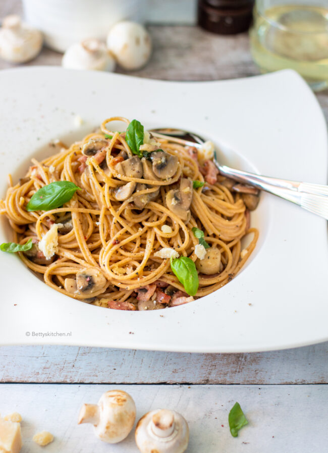 spaghetti carbonara met spek en ei pasta recept