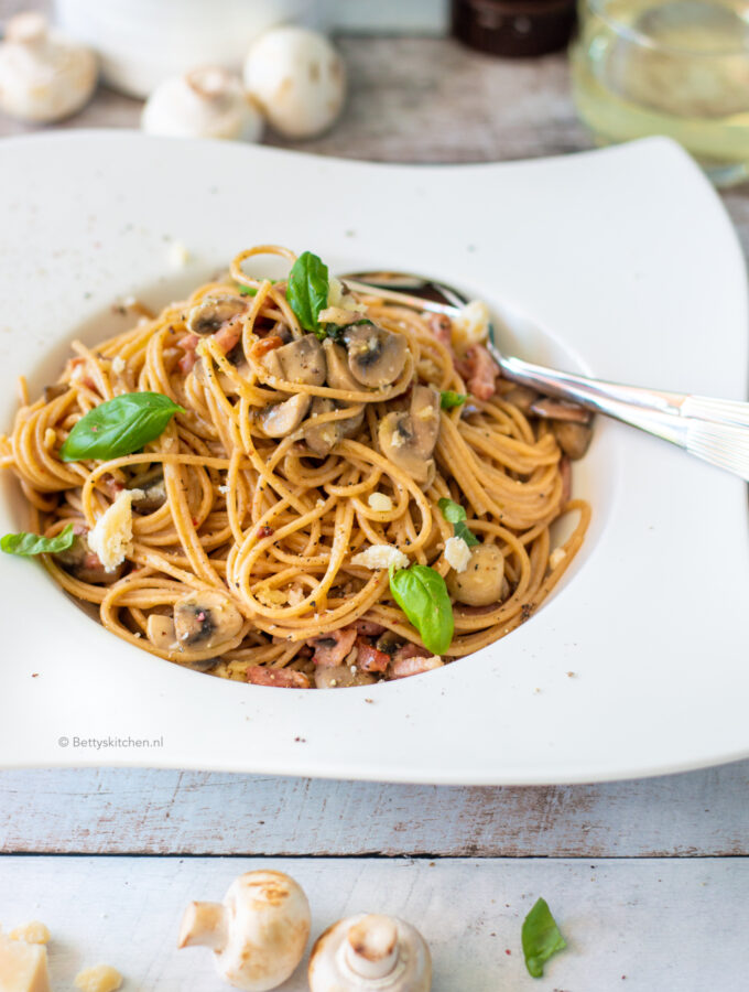 spaghetti carbonara met spek en ei pasta recept