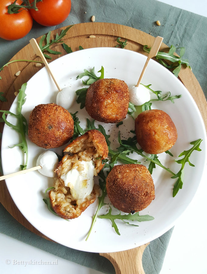 arancini met mozzarella (risotto balletjes)