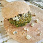 Groene spliterwtenburgers met blauwe kaas