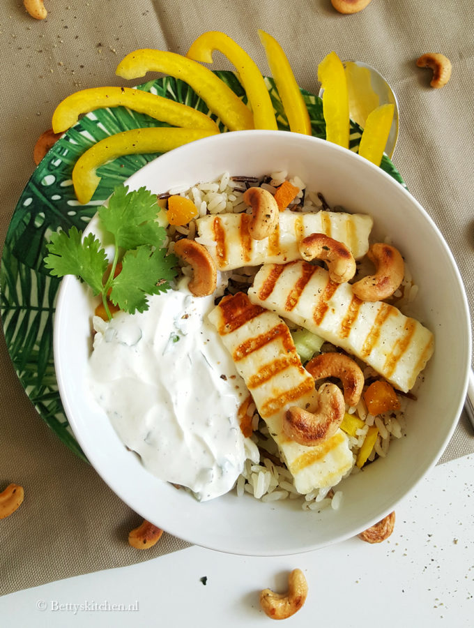 Wilde rijstsalade met gegrilde halloumi