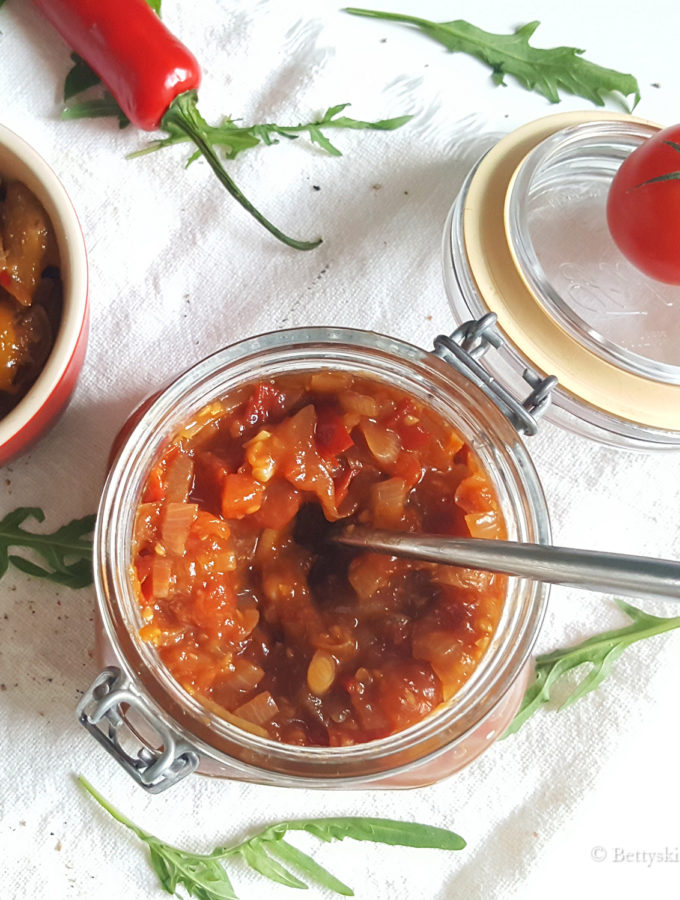 Homemade tomatenchutney en mangochutney