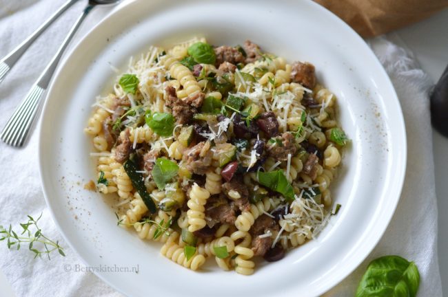 recept pasta met worst en courgette en olijven betty's kitchen