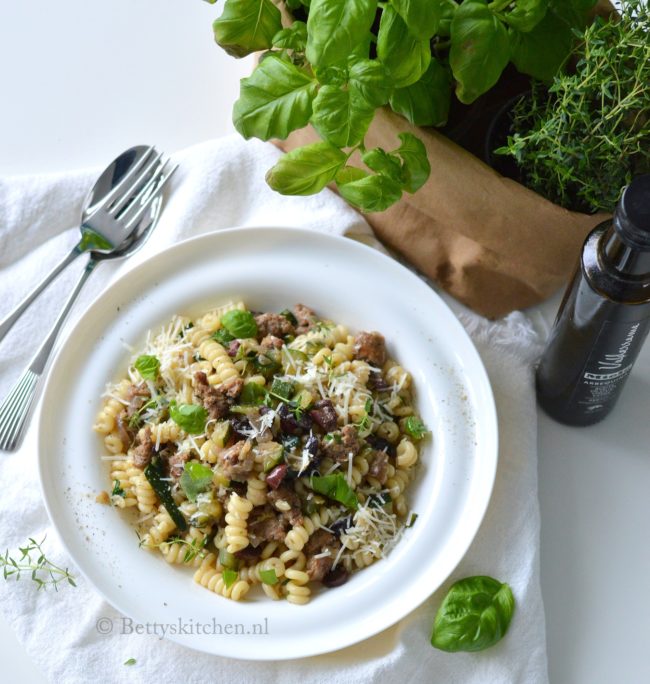 recept pasta met worst en courgette en olijven betty's kitchen