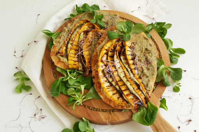 Naanbrood met mungbonenpuree en gegrilde courgette