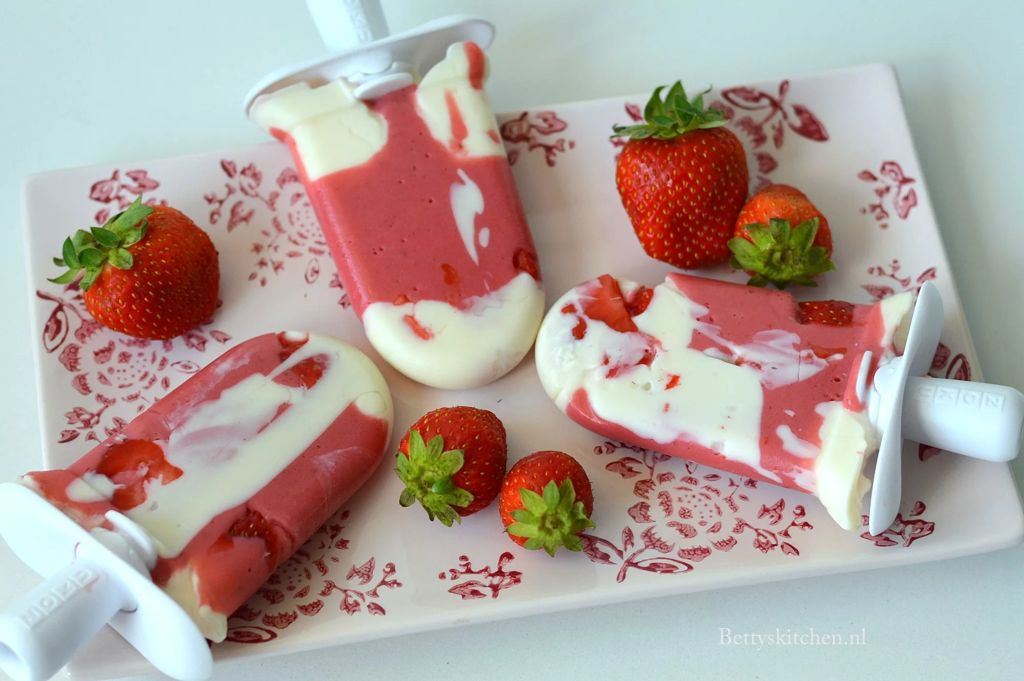Zelf aardbei yoghurt ijsjes | Betty's Foodblog