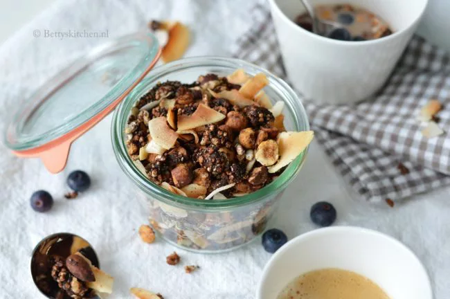 ontbijt recept chocolade granola met quinoa bettys kitchen