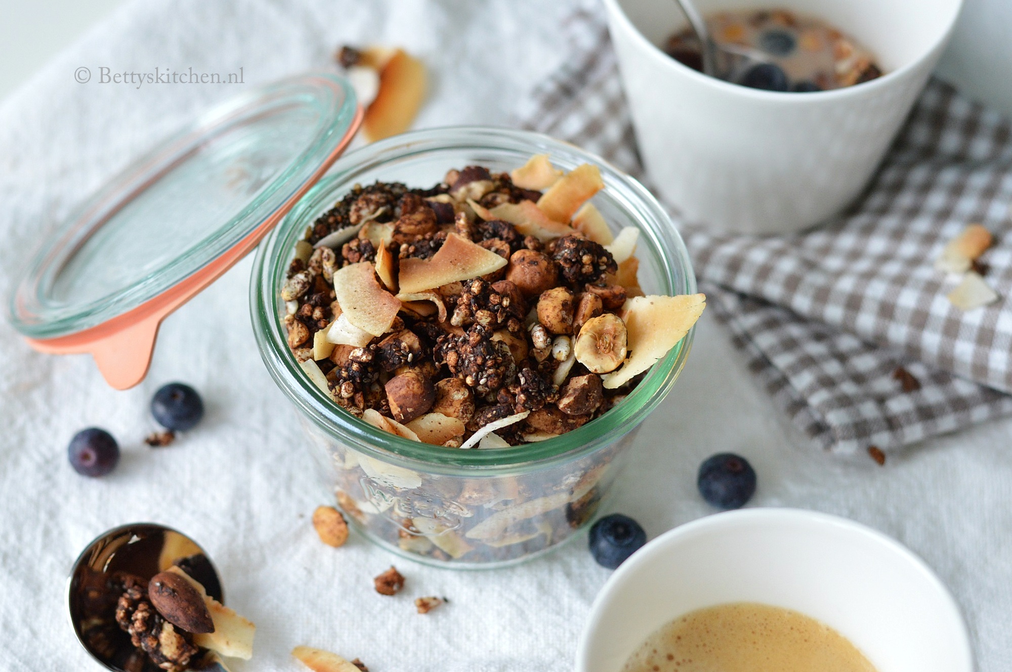 Chocolade Granola met Quinoa Recept Betty's Kitchen Ontbijt Recepten