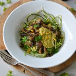 Courgetti met champignons en maissaus (pasta gemaakt van courgette)