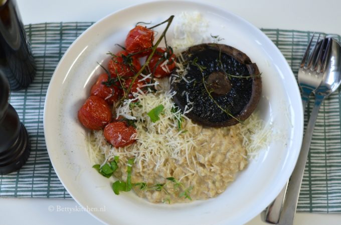 recept hartig havermout ontbijt met parmezaanse kaas portobello tomaat