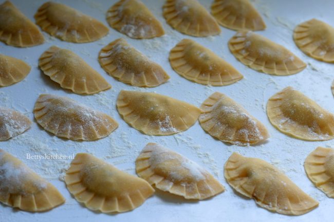 recept ravioli met champignons en pesto saus sacla pasta betty's kitchen