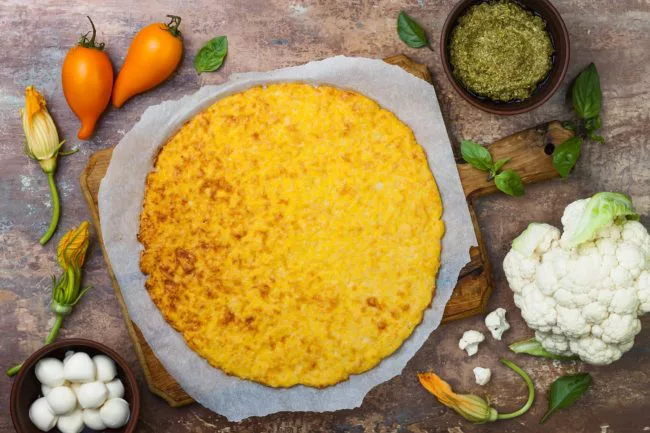 zelf bloemkoolpizza maken recept glutenvrij en low carbs betty's kitchen