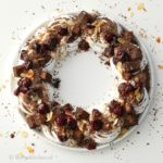 Kerstkrans van meringue, chocolade en kersen recept allerhande Betty's Kitchen