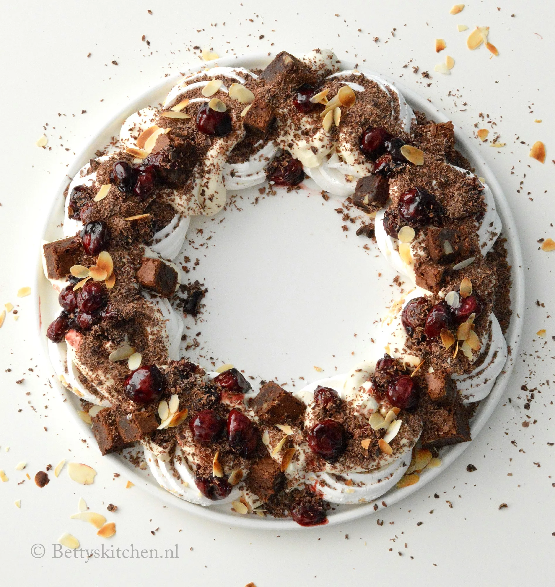 Kerstkrans Van Meringue Chocolade En Kersen Kerst Recept Betty S