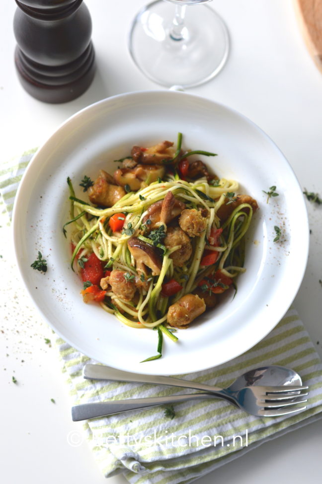 10x low carb gerechten voor lunch of diner - recept pasta courgetti met worst betty's kitchen