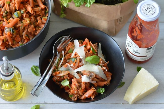 rode linzen pasta met tomatensaus en groente betty's kitchen recept