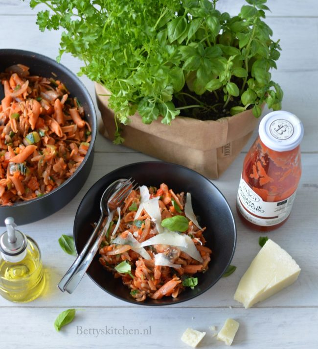 10x low carb gerechten voor lunch of diner - Linzen pasta met tomatensaus en groente betty's kitchen recept