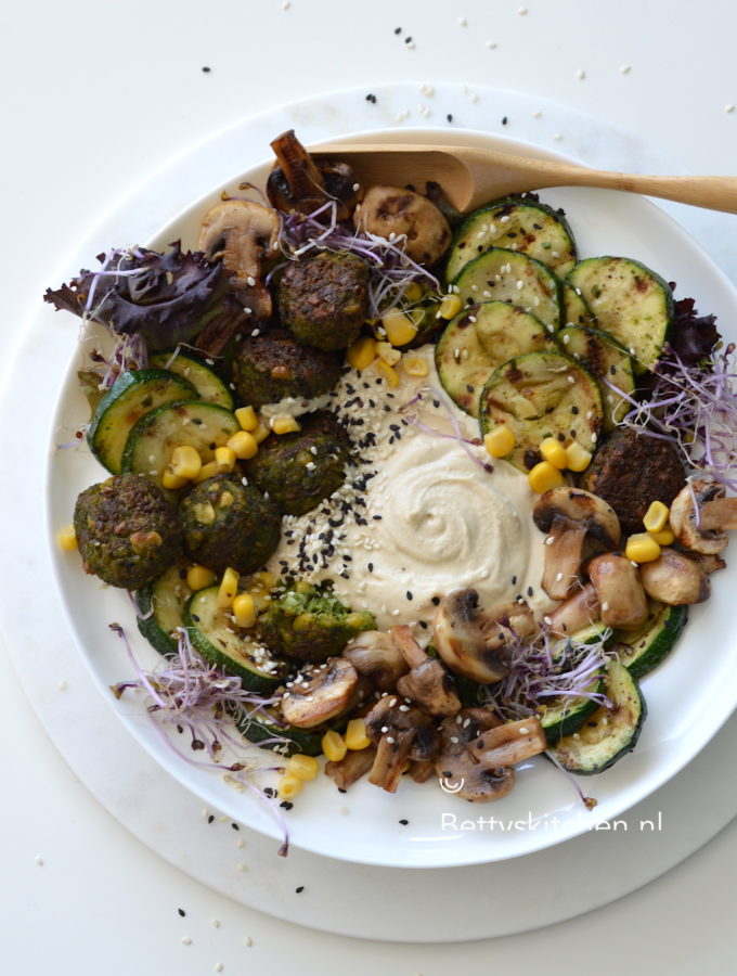 recept hummus Bowl met falafel en courgette betty's kitchen vegan recepten