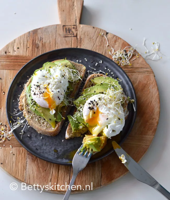 Om jezelf goed te voelen, is je mindset EN voeding heel belangrijk! Dus geven we je 7 tips voor meer serotonine aanmaken, oftewel: het gelukshormoon! avocado op brood met ei recept betty's kitchen