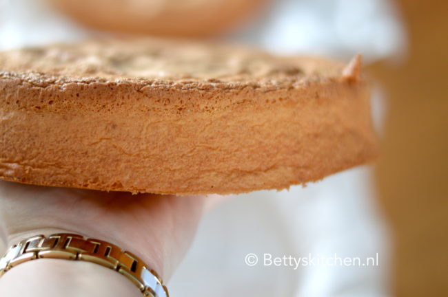 biscuit taart beslag maken | recept | betty's kitchen taart recepten