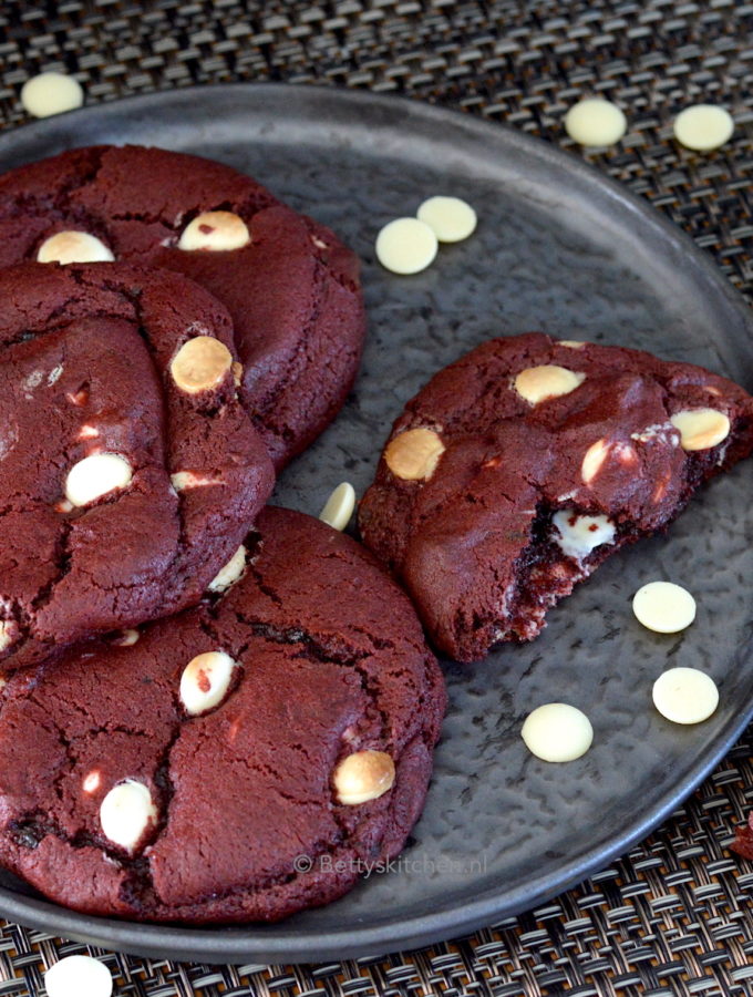 Red Velvet Cookies kook video recept © Bettyskitchen