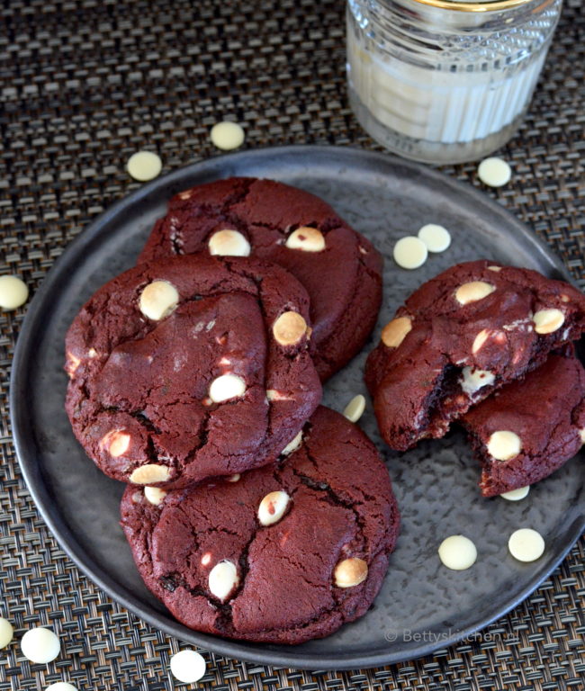Red Velvet Cookies kook video recept © Bettyskitchen