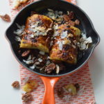 gegrilde ananas op de bbq bereiden recept met Le Creuset gietijzeren pan op de barbecue © bettyskitchen