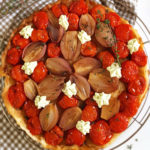 Hartige tarte tatin met tomaat en sjalotjes