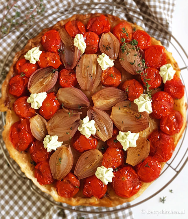Hartige tarte tatin met tomaat en sjalotjes