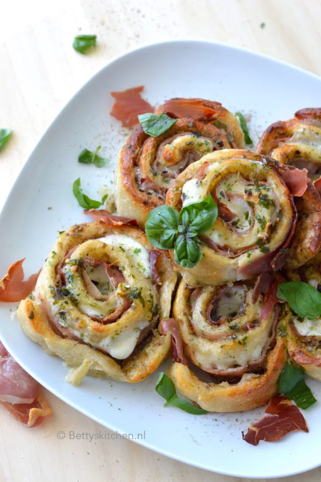 recept pizza rolls met parmaham en mozzarella kookvideo © bettyskitchen.nl