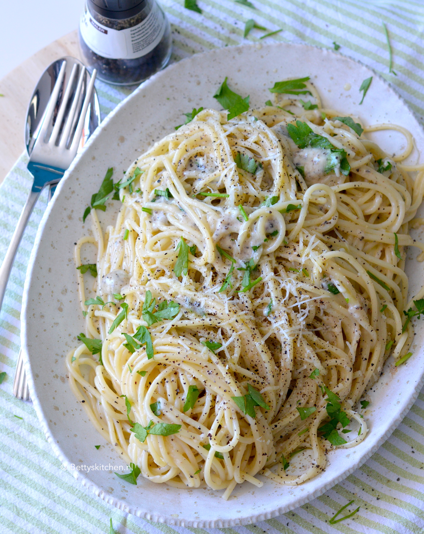 Anoi Strak een paar Cacio e Pepe (pasta met Pecorino en peper)| Recept | Betty's Kitchen