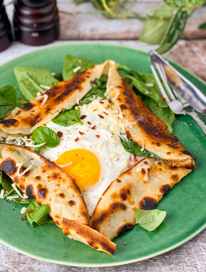 recept bretonse pannenkoeken met spinazie, ham, kaas en spiegelei crepes © bettyskitchen.