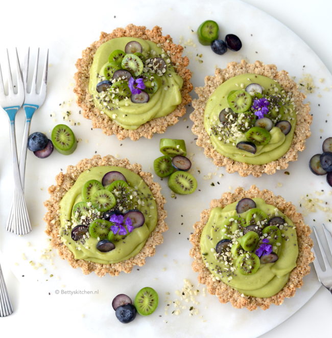 havermout taartjes met avocado room © bettyskitchen
