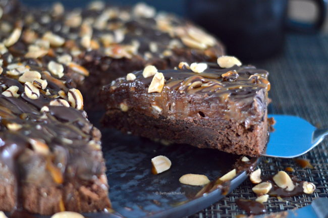 Spiksplinternieuw Snickers taart (met pindakaas en chocolade) | Recept | Betty's Kitchen OG-49