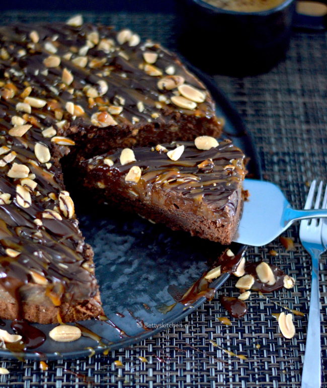 10x Chocolade Recepten - recept snickers taart maken met brownie bodem en pindakaas fudge © Bettyskitchen