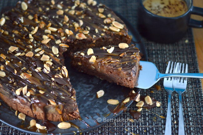 recept snickers taart maken met brownie bodem en pindakaas fudge © Bettyskitchen
