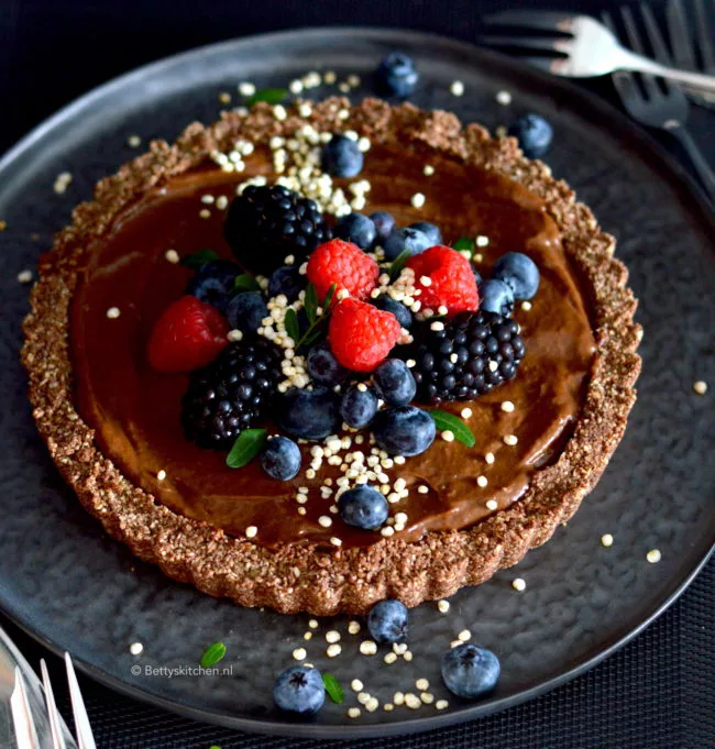 Om jezelf goed te voelen, is je mindset EN voeding heel belangrijk! Dus geven we je 7 tips voor meer serotonine aanmaken, oftewel: het gelukshormoon! recept havermouttaart met chocolade room © bettys kitchen